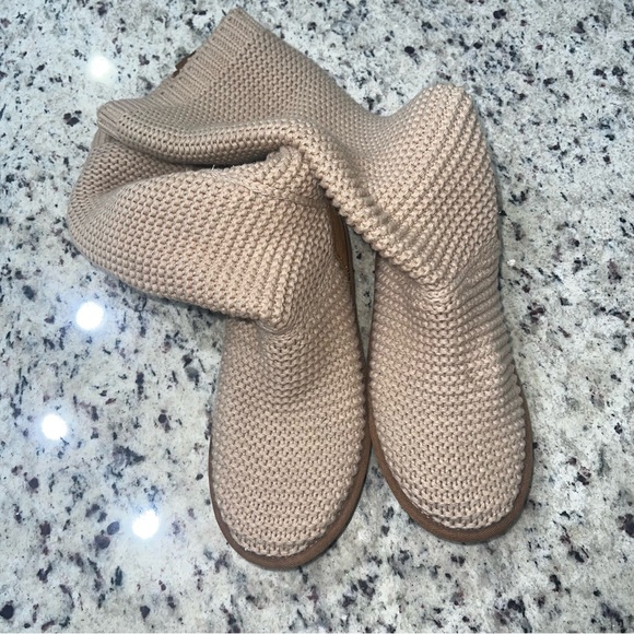 UGG
Purl Cardy Knit Boot size 6 - Picture 6 of 10